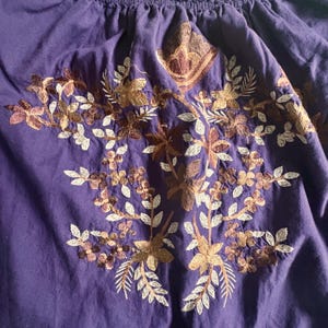 Vestido túnica campesina con hombros descubiertos, bordado floral morado, de FREE PEOPLE, talla XS imagen 4