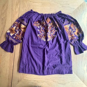 Vestido túnica campesina con hombros descubiertos, bordado floral morado, de FREE PEOPLE, talla XS imagen 3