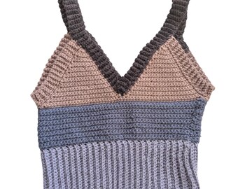 Top corto de crochet hecho a mano con bloques de color y cuello en V, talla S, estilo boho festival cottage.