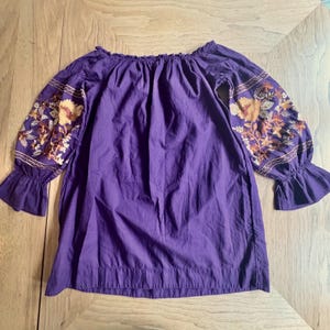 Vestido túnica campesina con hombros descubiertos, bordado floral morado, de FREE PEOPLE, talla XS imagen 5