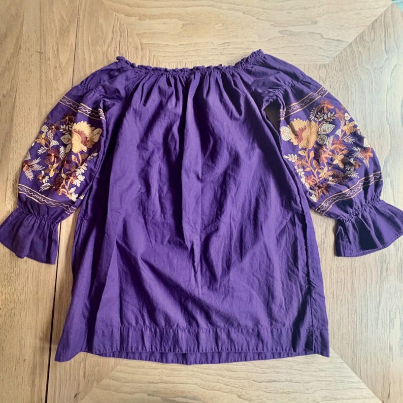 Vestido túnica campesina con hombros descubiertos, bordado floral morado, de FREE PEOPLE, talla XS imagen 5