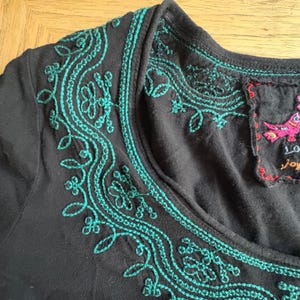 Vestido túnica de algodón negro bordado con flores de JW Los Angeles Johnny Was, talla pequeña, estilo bohemio. imagen 6
