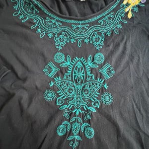 Vestido túnica de algodón negro bordado con flores de JW Los Angeles Johnny Was, talla pequeña, estilo bohemio. imagen 5