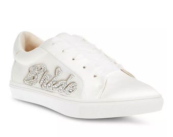 Zapatillas de novia Betsey Johnson Kane de satén blanco con pedrería, talla 7.5 M.