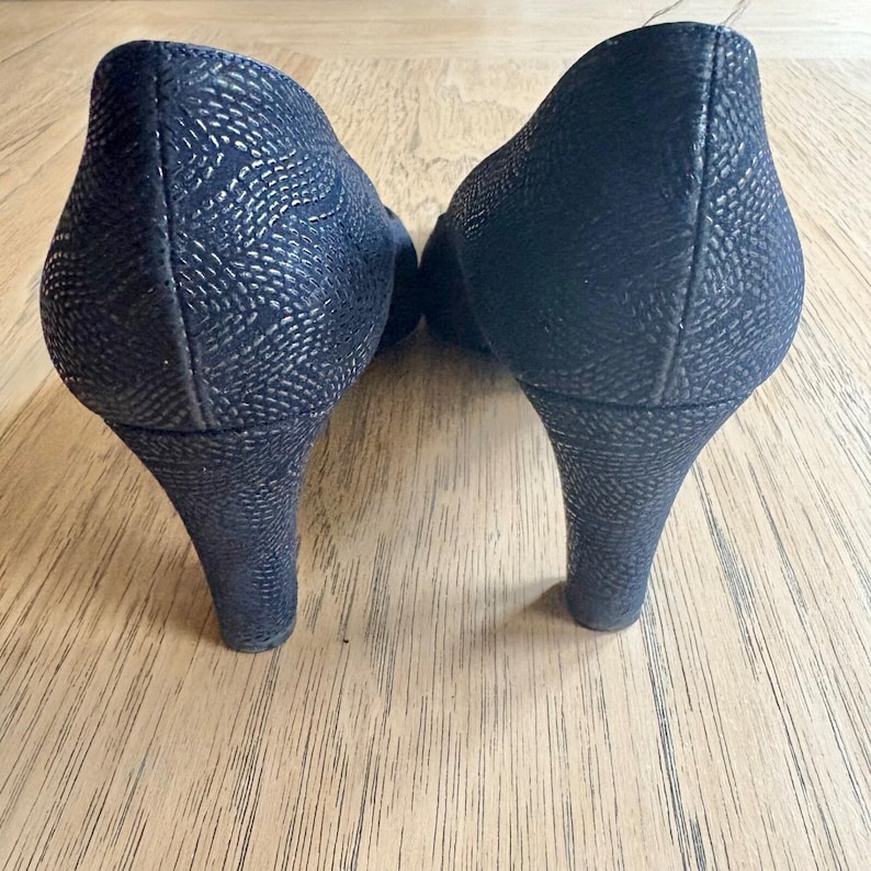 Zapatos de salón Bruno Magli de piel italiana negra con relieve, talla 6B (EE. UU.) imagen 4