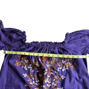 Vestido túnica campesina con hombros descubiertos, bordado floral morado, de FREE PEOPLE, talla XS imagen 11