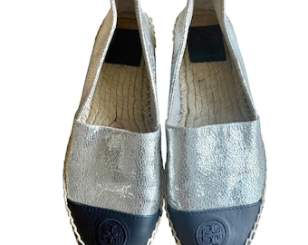 198 TORY BURCH Colorblock Espadrille Sz 6 Silver Cracked Metallic & Navy Flats