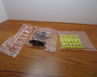 T 387 HO Bachmann (12) Figures, (12) Telephone Poles (24) Street & Railroad Signs Brand New Old Stock