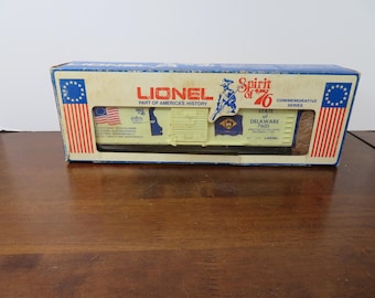 F 305 O Gauge Lionel 1974 State Of Delaware 7601 Box Car Well Weighted Sliding Doors - Brand New Old Stock