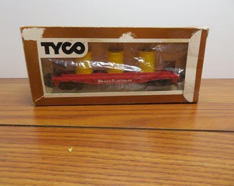 T 935 HO Tyco Vintage 1970 Great Northern Flat Car With (3) Magnetic Barrels - Brand New Old Stock
