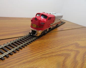 T 982 HO Bachmann Santa Fe #307 F9 Diesel Chrome 1989 - Brand New Old Stock