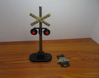 T 920 O Gauge 1950 - 1960 Lionel Crossing Lights #154 With #154-C Track Clip - Great Working Condition