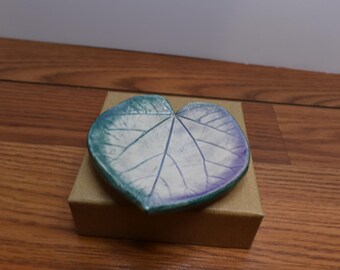T 562 Vintage 1980 Studio Art Pottery Leaf Trinket Dish - Tribal Star - No chips Or Cracks