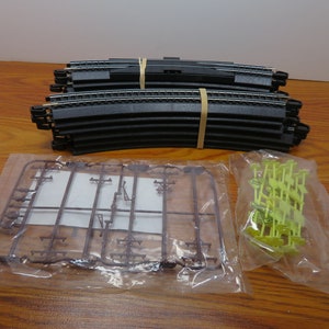 P 262 HO Bachmann EZ Track (12) 18R Curves With Terminal Track (20) Signs & (6) Telephone Poles Brand New Old Stock