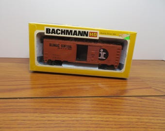 T 977 HO Bachmann Vintage 1979 Illinois Central #11103 Box Car With Sliding Doors Well Weighted - Brand New Old Stock