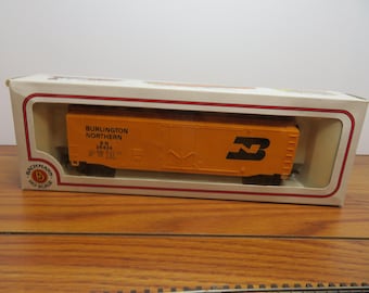 T 928 HO Bachmann Vintage 1994 Burlington Northern #26534 Box Car Well Weighted - Brand New Old Stock