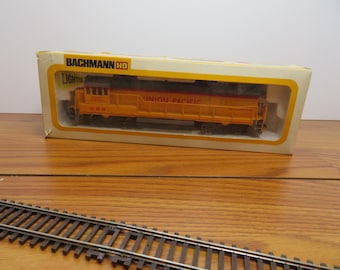 T 999 HO Bachmann 1980 Union Pacific #824 Diesel GE U36B 0625 - Like New - Makes A Soft Clicking Noise When Running Forward - Sold As Is