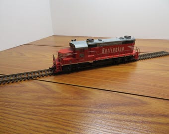 H 882 HO Mantua Tyco1979 Burlington 5628 Diesel With Headlight Runs Great Excellent Condition