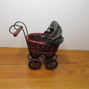 T 588 Victorian 1980 Style Carriage Made Of Wicker, Metal, Wood, Canvas Top, & Metal Frame Has A quilt Type Cushion Inside - Like New