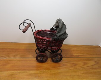 T 588 Victorian 1980 Style Carriage Made Of Wicker, Metal, Wood, Canvas Top, & Metal Frame Has A quilt Type Cushion Inside - Like New