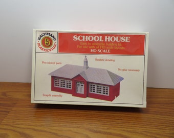 MH 985 HO Bachmann School House New Old Stock