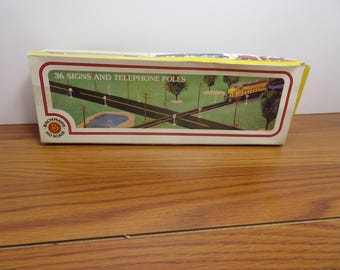 T 913 HO Bachmann 1994 Vintage (36) Signs & Poles In Factory Sealed Bags - Brand New Old Stock