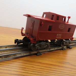 T 284 O Gauge O/27 Marx NYC Caboose 18326Metal Wheels & Trucks Post War Vintage 1960 - Note: Part Of The Rear Railing Missing. Great Car.
