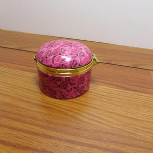 T 686 Vintage 1980 China Trinket Box With Roses Pattern - Gold Tone Band & Clasp Excellent Condition