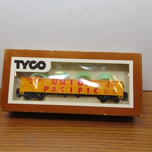 T 68 HO Tyco Union Pacific 2923 Gondola B-900-2 With (4) NG Pipes Vintage 1977 New Old Stock
