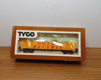 T 68 HO Tyco Union Pacific 2923 Gondola B-900-2 With (4) NG Pipes Vintage 1977 New Old Stock