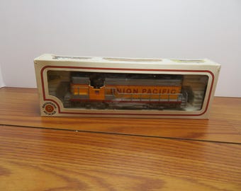 T 912 HO Bachmann 1994 Union Pacific GP 18 Engine - Runs Great - Engineer Cab Roof Missing & Great Condition - New Old Stock - Sold As Is