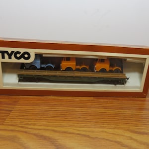 T 353 HO Tyco Vintage Great Northern Flat Car With (3) Tractors 1970 New Old Stock