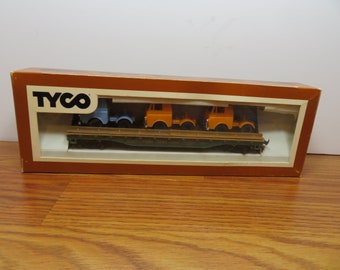 T 353 HO Tyco Vintage Great Northern Flat Car With (3) Tractors 1970 New Old Stock