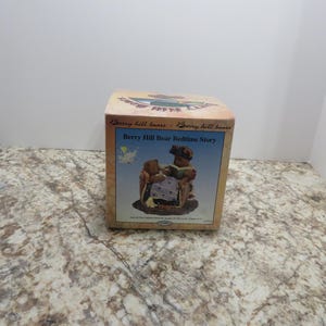 P 348 Vintage 2000 Resin Berry Hill Bears Bedtime Story And All The Children Shall Be Taught Of The Lord #20018 Brand New Old Stock In Box