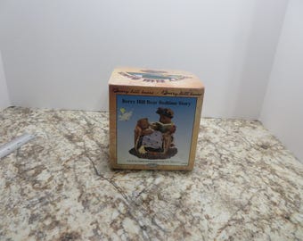 P 348 Vintage 2000 Resin Berry Hill Bears Bedtime Story And All The Children Shall Be Taught Of The Lord #20018 Brand New Old Stock In Box