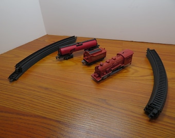 H 490 Classic Scout Battery Operated Train Set With Engine, (2) Cars (8) Track Ages 3+ Brand New Old Stock - See Description Below