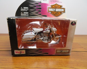 T 805 Maisto 1966 FLH Electra Glide Die Cast Bike - Brand New Old Stock