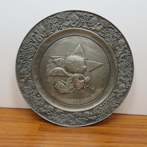 H 691 Little Gallery 6&quot; Pewter Plate Christmas Mary&#39;s Angel Vintage Like New