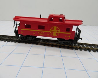 H 429  HO Mehano Caboose ATSF 940625 Brand New