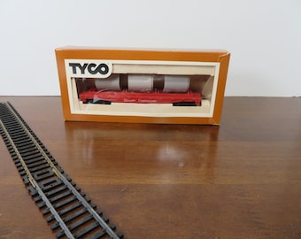 F 247 HO Vintage Tyco Great Northern 1980 Skid Flat Car #342 With Pipe Load - Well Weighted - Brand New Old Stock