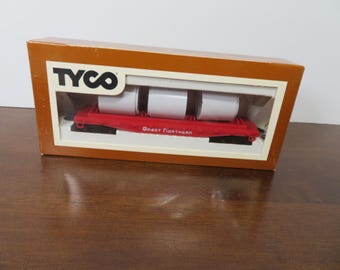 F 249 HO Tyco Vintage 1980 Great Northern Skid Flat Car #342 With Pipe Load - Well Weighted - Brand New Old Stock
