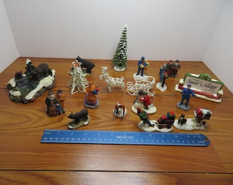 F 346 Vintage 1980's (18) piece Towns People & Animals Excellent Condition