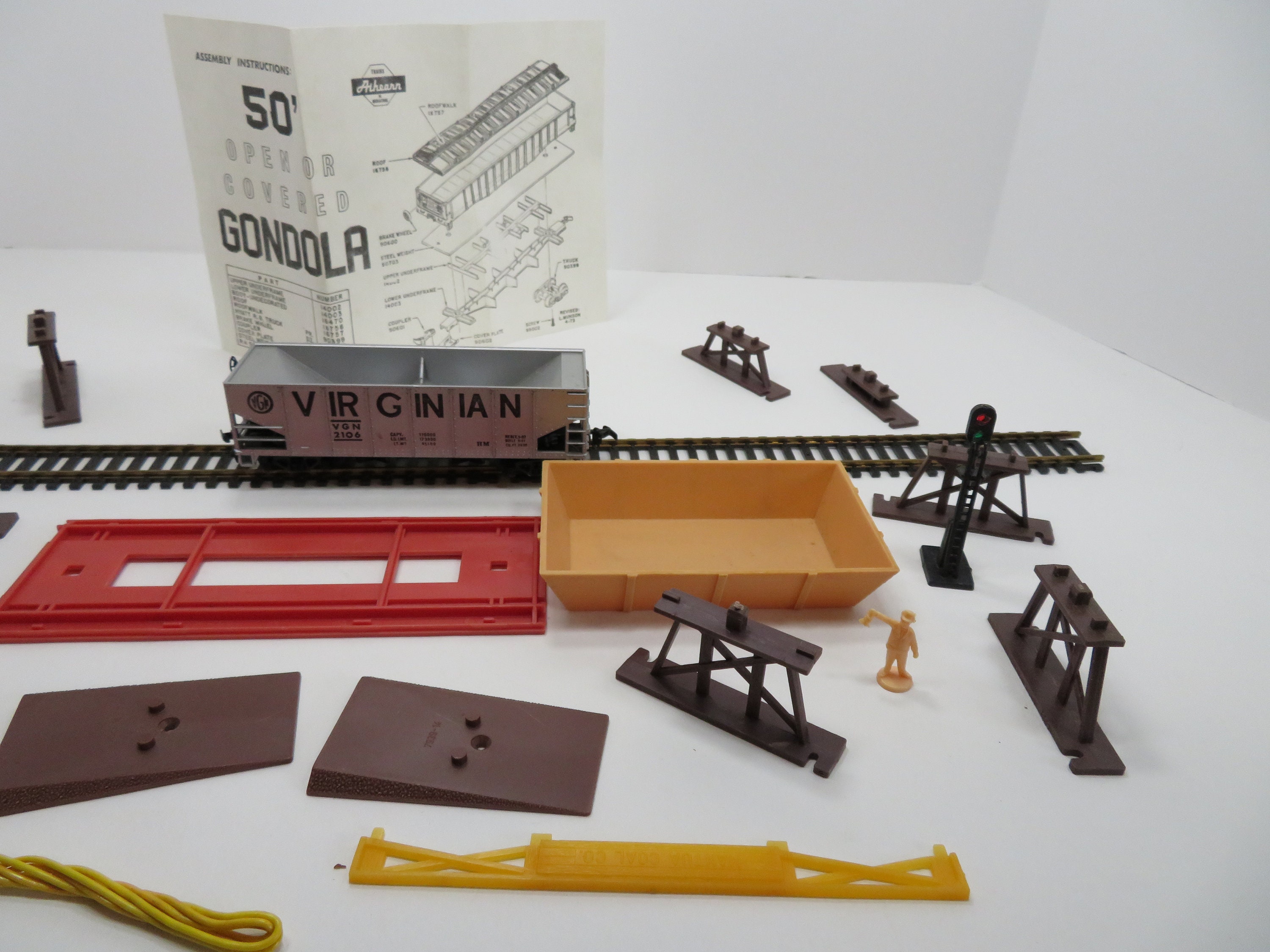 71A HO Tyco Hopper Car Unloading Set