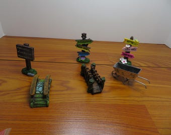 F 106 O Gauge Train Scenery Includes (2) Bridges (3) Signs (1) Metal Wheelbarrow - Brand New Old Stock