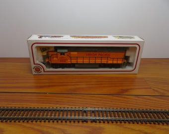 T 919 HO Bachmann 1990's Union Pacific GP 40 Engine #866 - Brand New Old Stock