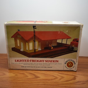 T 516 HO Bachmann #46-1216 1990 Lighted Freight Station - Tested Excellent Condition - Missing Tower & Chimney