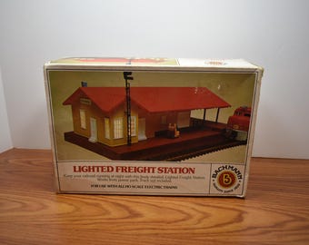 T 516 HO Bachmann #46-1216 1990 Lighted Freight Station - Tested Excellent Condition - Missing Tower & Chimney