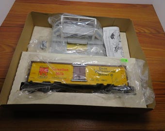 T 797 O Gauge Lionel 1987 Milk Car 19802 With Platform And (6) Milk Cans Brand New Old Stock - Mint -  In Factory Wrapping & Box