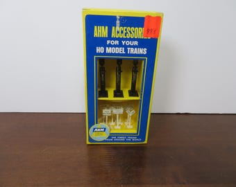 F 322 HO Vintage 1980's AHM Street Signs (11) And Train Signals (3) Brand New Old Stock In Original Box