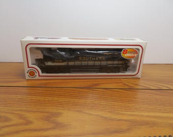 F 332 HO Bachmann GP-50 Southern 7078 Headlight (8) Wheel Drive 1990's - Brand New Old Stock